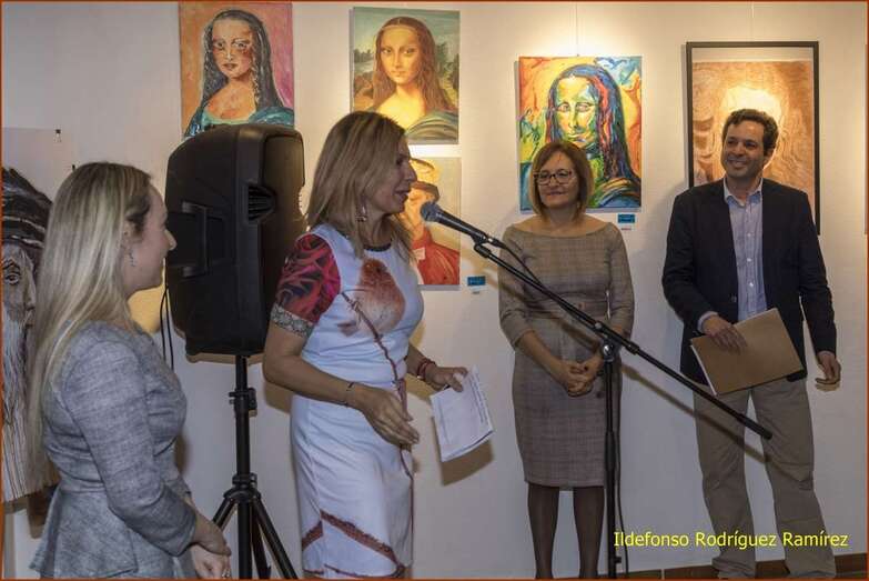 Momento de la inauguración de la exposición, anoche en el Teatro Municipal de Telde (Foto Ildefonso Rodríguez)
